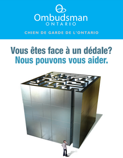 Brochure montrant un individu devant un labyrinthe accompagné du texte "Vous êtes face à un dédale? Nous pouvons vous aider."