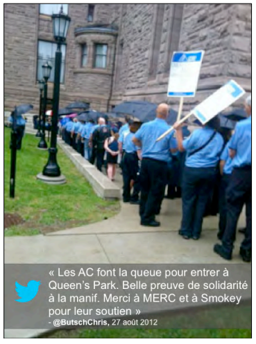 Commentaire : « Les AC font la queue pour entrer à Queen's Park. Belle preuve de solidarité à l amanif. Merci à MERC et à Smokey pour leur soutien » @ButschChris, 27 août 2012 accompagné de la photo d'agents de correction manifestant devant Queen's Park.