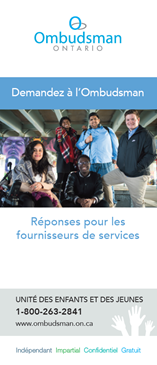 Brochure intitulée "Demandez à l'Ombudsman. Réponses pour les fournisseurs de services." accompagnée des coordonnées de l'unité des enfants et des jeunes et d'une photo d'un groupe d'adolescents