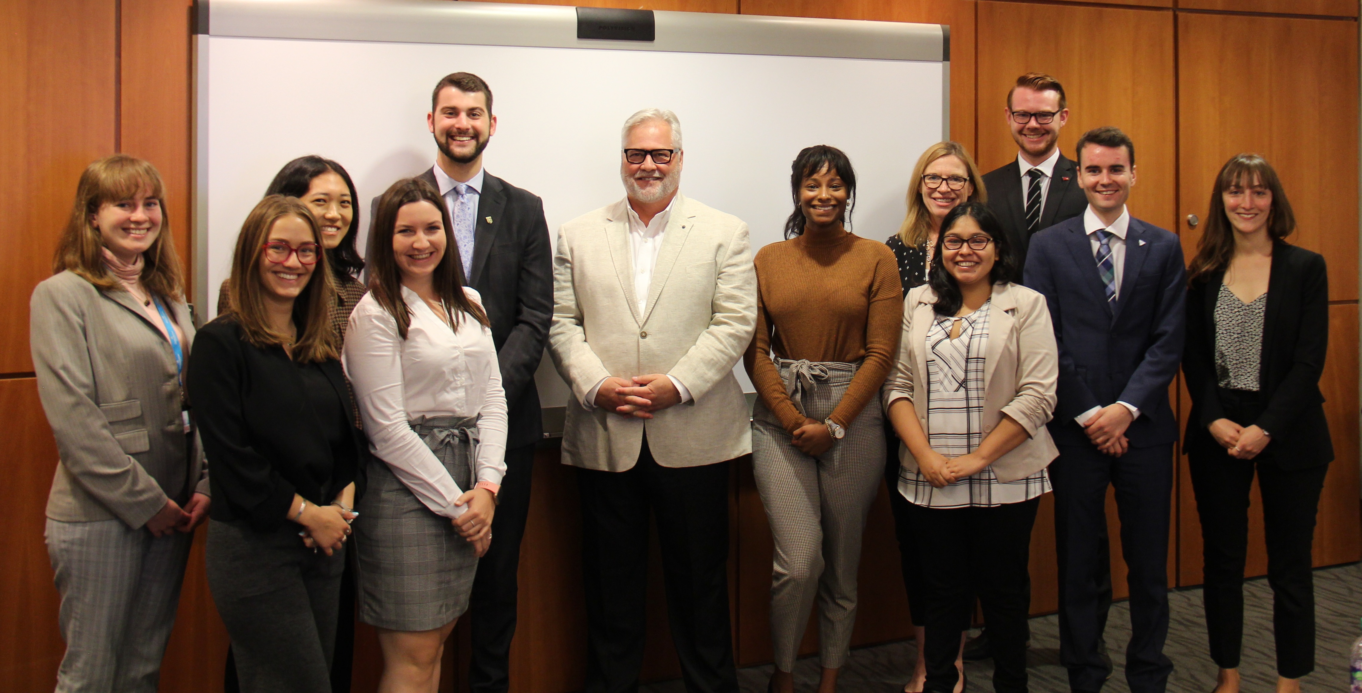 L’Ombudsman Paul Dubé accueille des membres du Programme de stages à l’Assemblée législative de l’Ontario 2019, à notre Bureau.