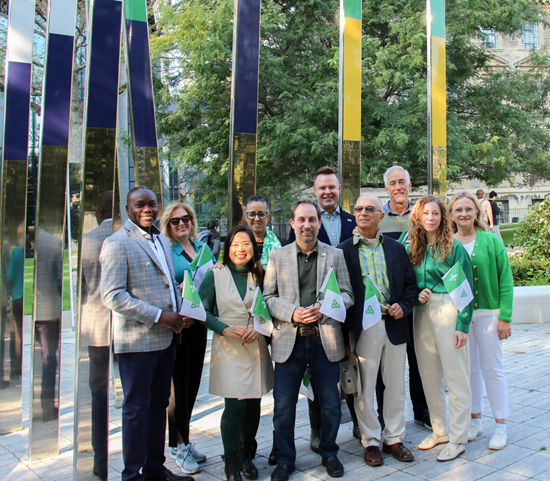 25 septembre 2023 : Des membres du personnel de l’Unité des services en français avec le Commissaire par intérim, Carl Bouchard, au Monument dédié aux Franco-Ontariennes et aux Franco-Ontariens, à l’occasion du Jour des Franco-Ontariens et des Franco-Ontariennes, à Toronto. L’Unité est appuyée par les équipes des services juridiques, des communications, des technologies de l’information et des talents et de la culture de l’Ombudsman.