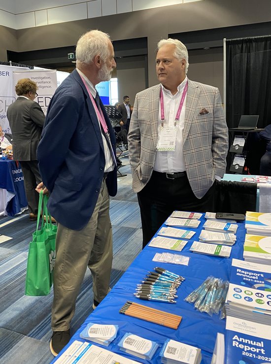 August 20, 2023: Ombudsman Paul Dubé speaks with a mayor at our booth at the annual Association of Municipalities of Ontario conference, London, Ont.