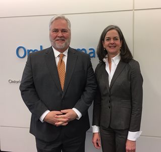 13 janvier 2020 : L’Ombudsman Paul Dubé accueille l’Ombudsman adjointe et Commissaire aux services en français Kelly Burke, à notre Bureau.