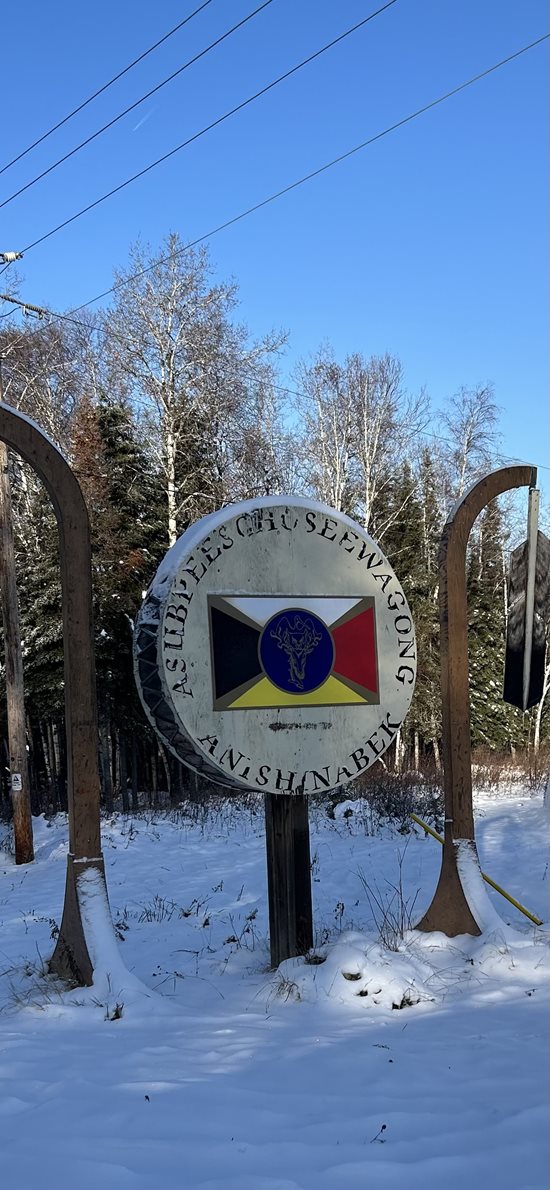 6 au 8 novembre 2023 : Photos de la visite de l’Ombudsman Paul Dubé à Asubpeeschoseewagong Netum Anishinabek (Première Nation de Grassy Narrows). L’électrification de ces nouvelles maisons a été effectuée peu de temps après cette visite.