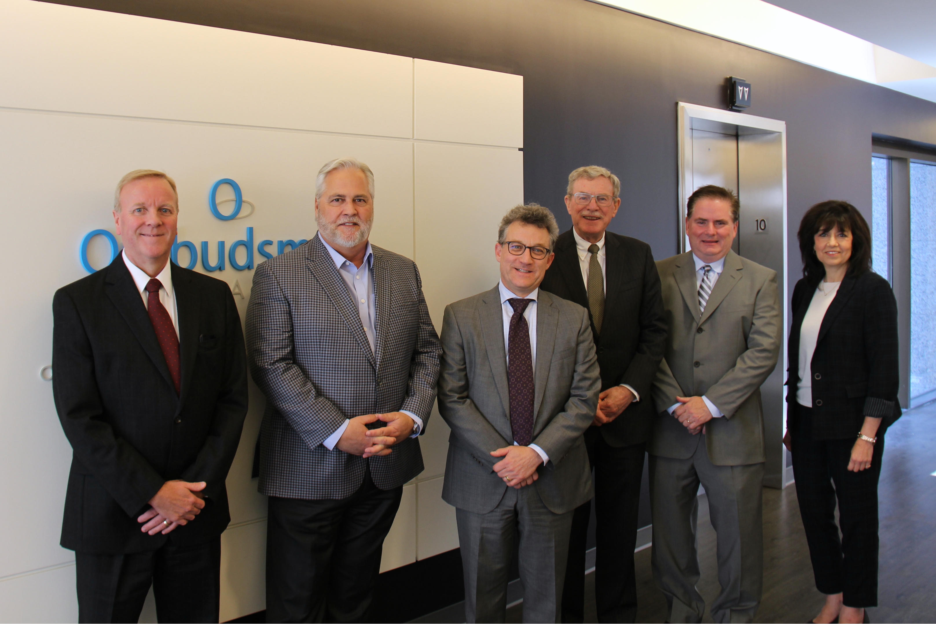 L’Ombudsman Paul Dubé rencontre des collègues qui sont comme lui Officiers de l’Assemblée législative de l’Ontario, à notre Bureau. De gauche à droite : Todd Decker, Greffier de l’Assemblée législative; l’Ombudsman Dubé; Peter Weltman, Directeur de la responsabilité financière; David Wake, Commissaire à l’intégrité; Greg Essensa, Directeur général des élections; Bonnie Lysyk, Vérificatrice générale.