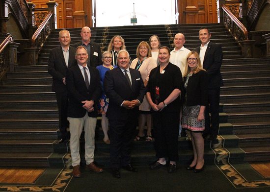 5 juin 2023 : L’Ombudsman Paul Dubé et l’Ombudsman adjointe, Barbara Finlay (respectivement au centre et tout à droite, au premier rang) visitent Queen’s Park avec des membres du Conseil canadien des ombudsmans parlementaires (CCOP) lors de son assemblée annuelle à Toronto.