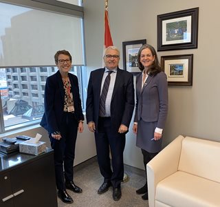 11 mars 2020 : La Commissaire aux services en français Kelly Burke rencontre des homologues, le Commissaire aux langues officielles du Canada Raymond Théberge, et la Commissaire aux langues officielles du Nouveau-Brunswick Shirley MacLean, à Ottawa.