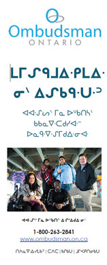 Brochure Oji-Cree intitulée "Demandez à l'Ombudsman. Réponses pour les enfants et les jeunes pris-e-s en charge." accompagnée des coordonnées de l'unité des enfants et des jeunes et d'une photo d'un groupe d'adolescents